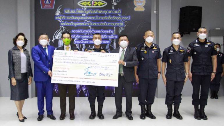 ผบก.สปพ. มอบโล่เชิดชูเกียรติแก่ ผู้สนับสนุนงบประมาณจัดหาวัสดุอุปกรณ์และโสตทัศนูปกรณ์สนามยิงปืนทางยุทธวิธี กก.ต่อต้านการก่อการร้าย บก.สปพ.